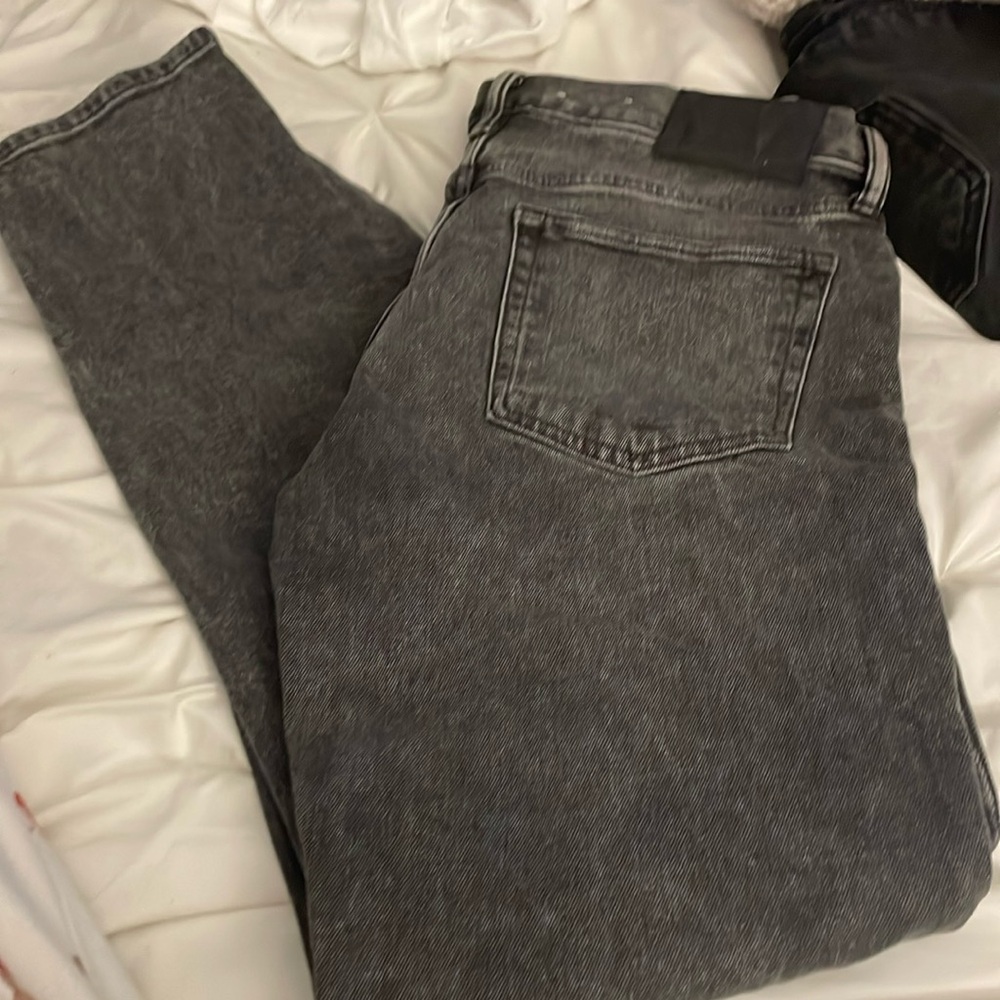 Like new.  Grey/black men’s jeans